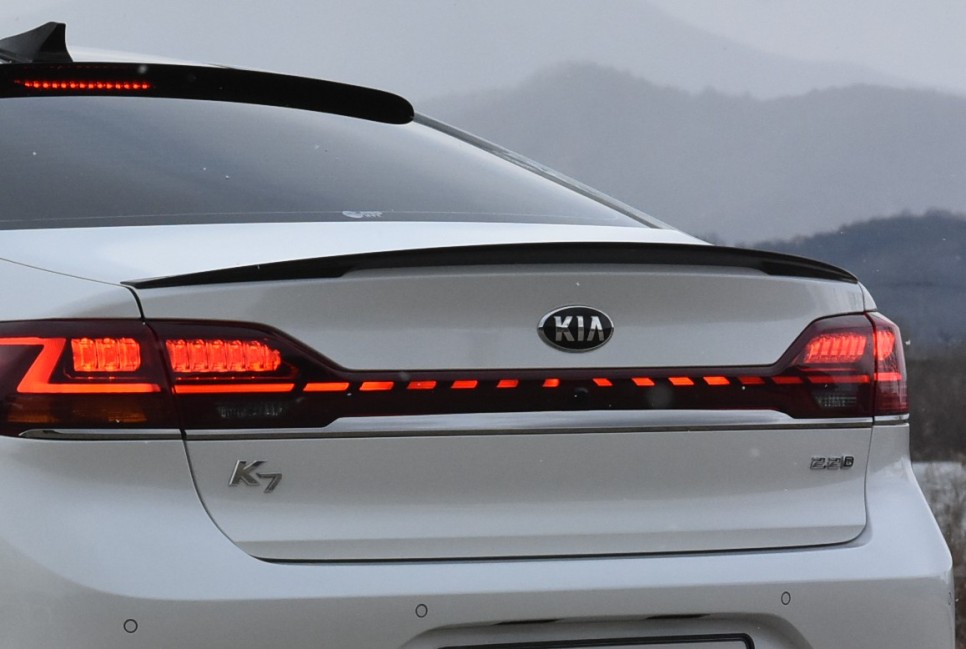СПОЙЛЕР НА КРЫШКУ БАГАЖНИКА ONZIGOO НА KIA K7 YG 2019+
